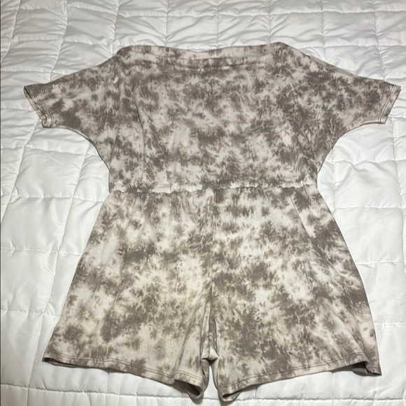 Pink Lily Tie-Dye Short Sleeve Scoop Neck Romper - size M - Picture 6 of 8